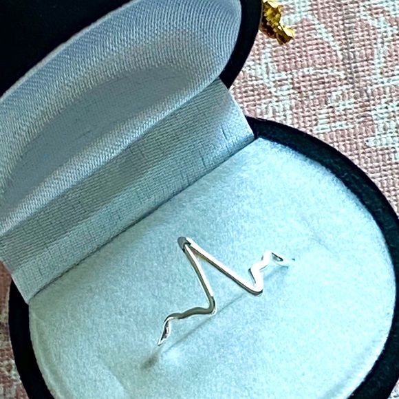 Jewelry - Sterling Silver Heart Beat Ring- NEW